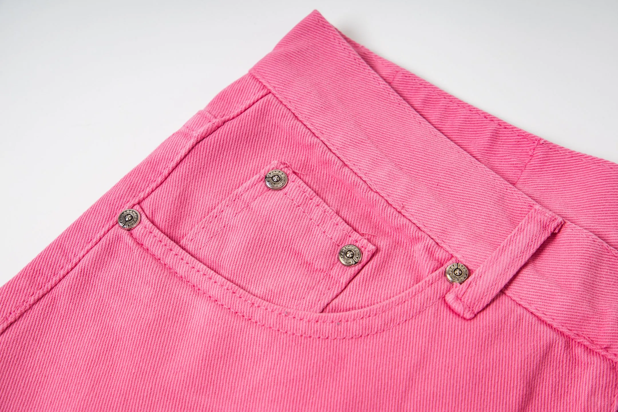 P250 CHROME HEARTS 25ss dopamine light pink cross-over leather washed jeans - Full of exploring the ultimate in fashion, Chrome Hearts' new Chrome Hearts pants not only present a unique style, the fresh ice blue color looks particularly youthful and energetic. The mid-high waist design is paired with a lazy and casual style, which not only shows long legs but also maintains a casual feel. It is a must-have fashion choice for trendy men and trendy women. Style number: 1778# Color: Dopamine powder Size: 28 30 32 34